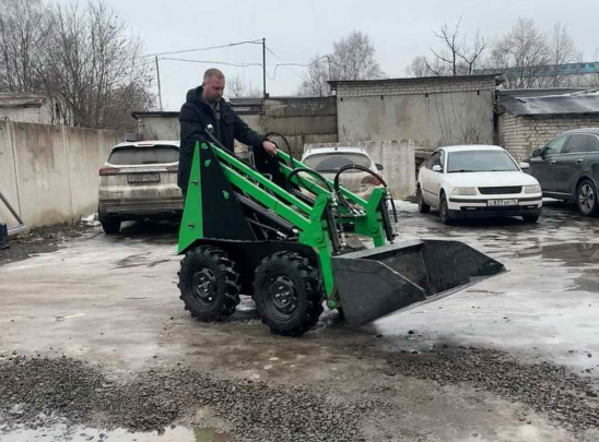 В приводе колес отсутствуют цепи, редукторы, карданные валы